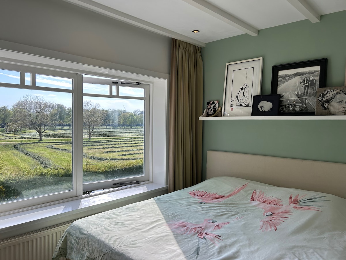 Спалня в предната част на къщата с двойно легло за 2 - ма души. Boxspring 180 : 200 см. Стая с изглед