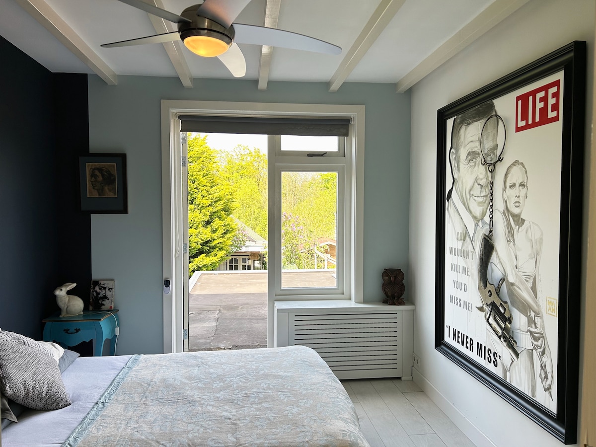 Спалня в задната част на къщата с двойно легло от 140 : 200 см. Изглед към задния двор