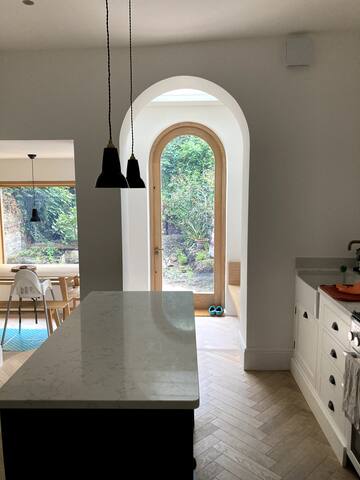 Peaceful & gorgeous Hackney home gallery image 4