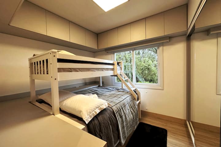 dortoir. 
1 lit double + 1 lit simple supérieur + 1 lit simple escamotable sous le lit