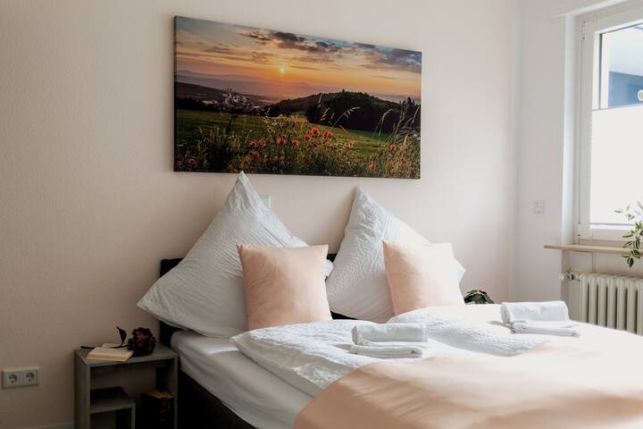 تقع في السرير المريح مع تجارب سفر وانطباعات جميلة