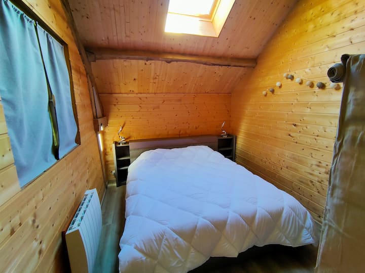 Კრემისფერი ოთახი, საწოლი 160 x 200