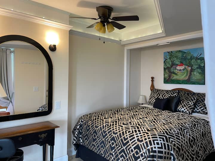 Prednja spavaća soba mjesto je za noćne ptice ili gledanje televizije noću! Također ima vrata od 36inča bez stepenica za lakši pristup. Izolirane zavjese pružaju vam potpunu privatnost.