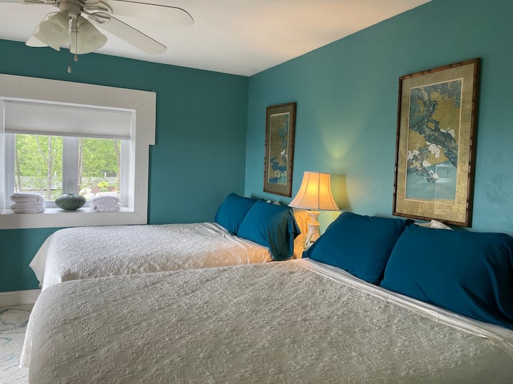 To se zove spavaća soba u Tennesseeju, iako se cijela kuća nalazi u TN-u. Dva udobna bračna kreveta veličanstvena su.  