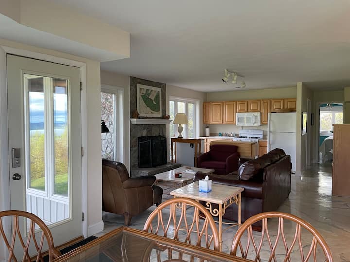 Blagovaonica, dnevni boravak i kuhinja su zajednički. Tko bi mogao izgraditi zidove koji bi mogli sakriti pogled? 