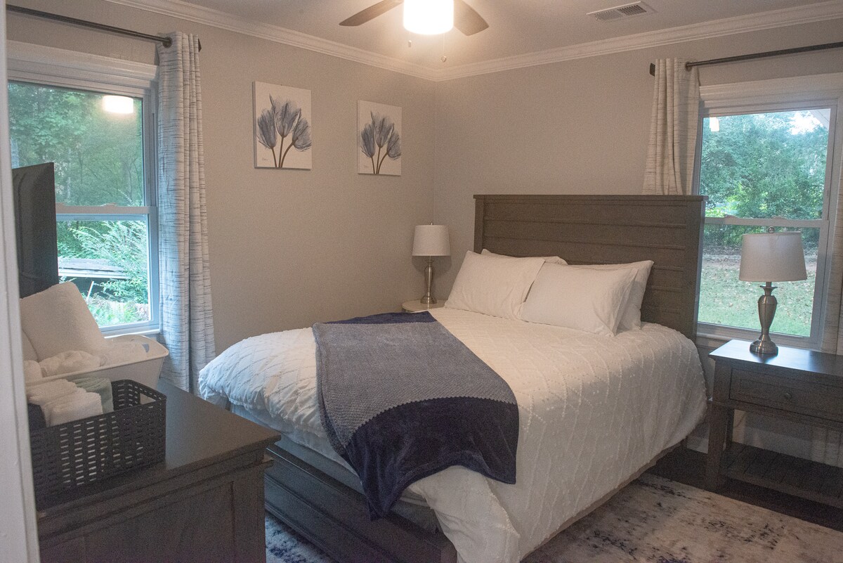 Brenda dhomës sonë të 3-të të gjumit, do të gjesh një sistemim të rehatshëm gjumi, duke u siguruar që të mund të pushosh i qetë. Dhoma është e mobiluar me kujdes për të krijuar një atmosferë ftuese, duke e bërë atë të përsosur për një gjumë të mirë të natës ose një sy gjumë relaksues pasdite