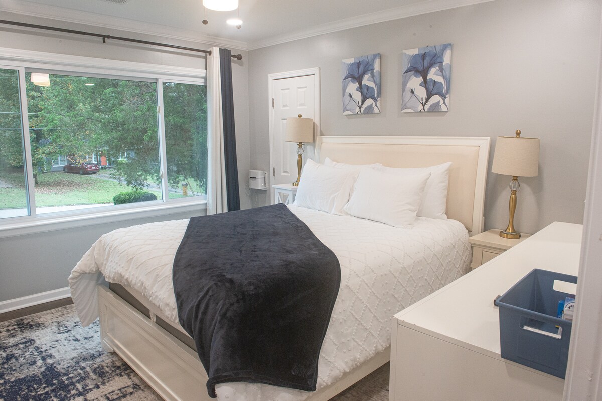 
Përjeto magjinë e pamjes së madhe të dritares nga dhoma kryesore e gjumit, ku bukuria e natyrës bëhet pjesë integrale e qëndrimit tënd. Është një veçori që përmirëson përvojën tënde të përgjithshme, duke të ofruar një festë vizuale që plotëson përvojën tënde.