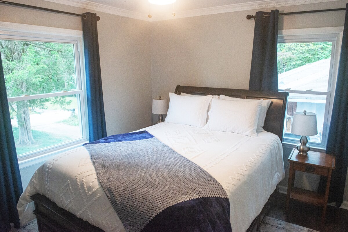 Dhoma e gjumit #2: Përjeto ambientin e qetë dhe ftues të dhomës sonë të dytë të gjumit, ku rehatia dhe çlodhja bashkohen për të përmirësuar qëndrimin tënd. Është hapësira e përkryer për t 'u rigjeneruar dhe për të shijuar një gjumë të qetë gjatë kohës që kalon me ne.