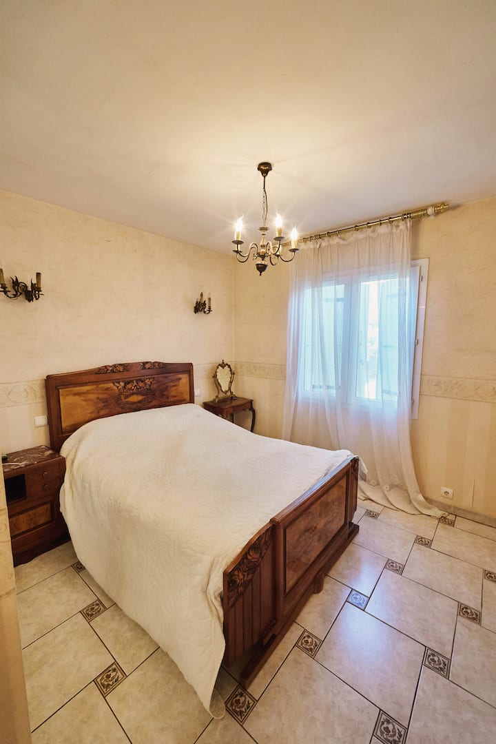 Dormitorio 1 con armario de pared y TV