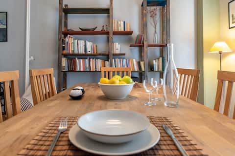 Popular Airbnb listing: Semeli's cosy Apartment , near Acropolis in ΦΙΛΟΠΑΠΠΟΥ