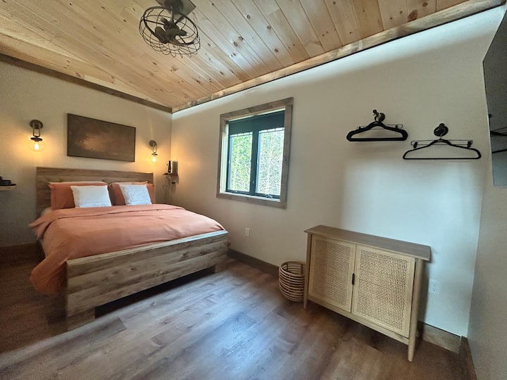 Двойно легло със смарт телевизор в спалнята