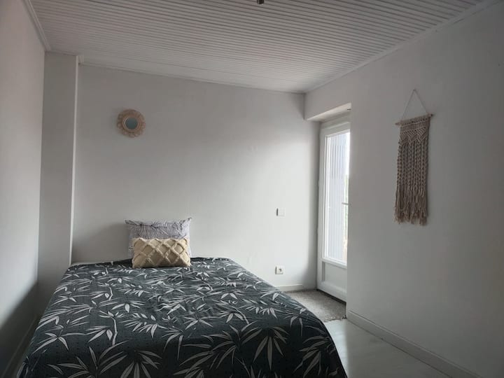 Habitación del lado del patio, cama de 140 cm, acceso posible también con escalera exterior.