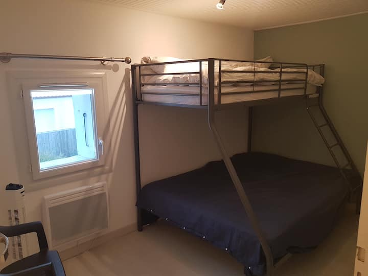 Dormitorio de cama baja de 140 cm y alto de 90 cm.
