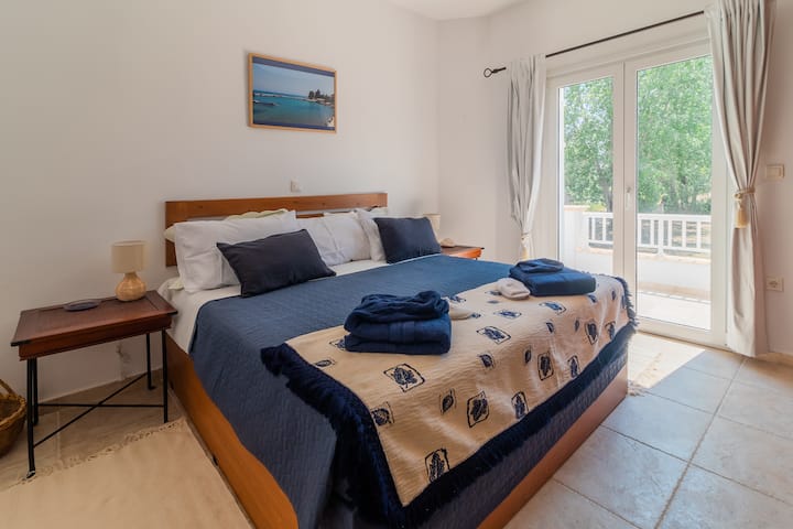 camera da letto al piano terra con doccia interna e porte sul balcone del giardino