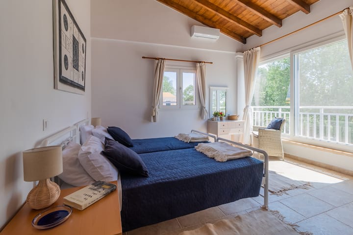 camera da letto con doccia interna e vista sui giardini sul retro