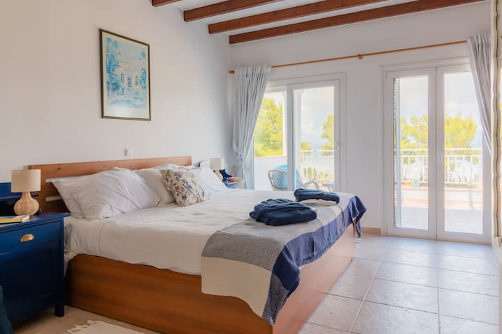 camera da letto con bagno interno, vasca e doccia