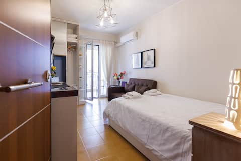Popular Airbnb listing: Reina Studio in Δήμος Ιωαννιτών