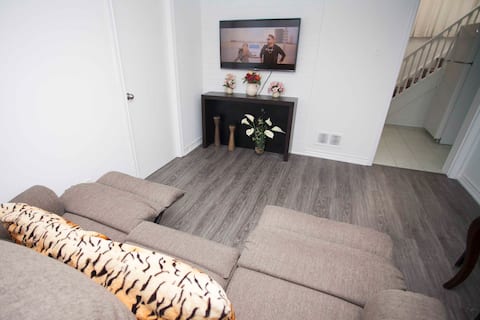Popular Airbnb listing: Cozy 3BR 2Bth Lower Unit, 1 Min to 401, 404 & DVP in Scarborough—Agincourt