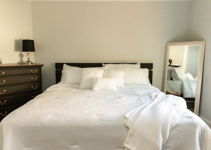 ห้องนอนใหญ่พร้อมเตียงคิงไซส์ปรับระดับได้เต็มรูปแบบ