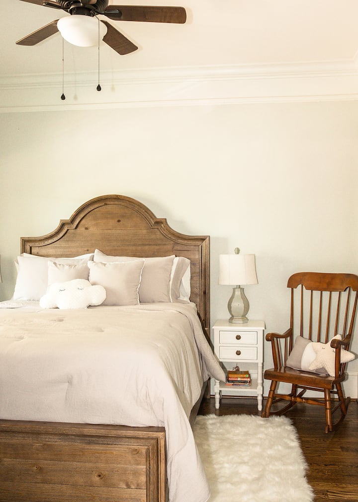 ห้องนอนด้านหน้าพร้อมเตียงควีนไซส์