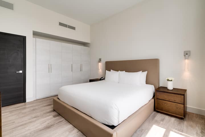 להירגע בסגנון עם מיטת קינג סייז ועיצוב מינימליסטי.