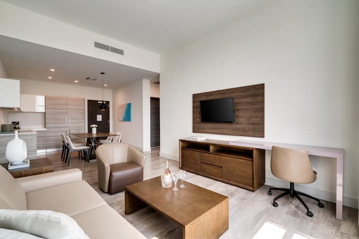 סלון מואר ומרווח עם עיצוב מודרני.