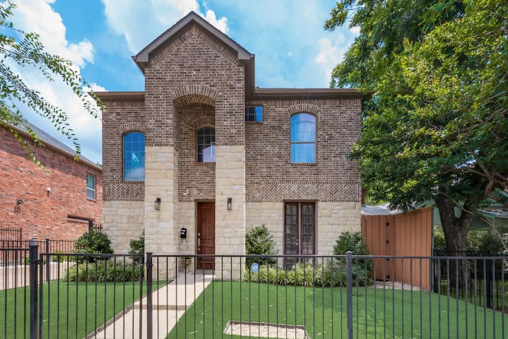 Luxury Living – Uptown Dallas – Sleeps 8!