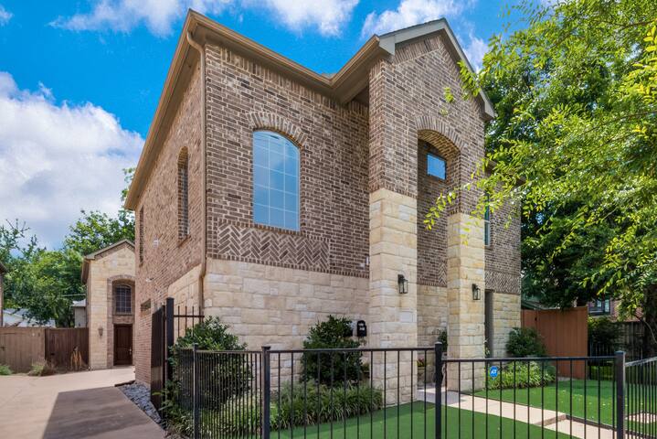 Luxury Living – Uptown Dallas – Sleeps 8! gallery image 2