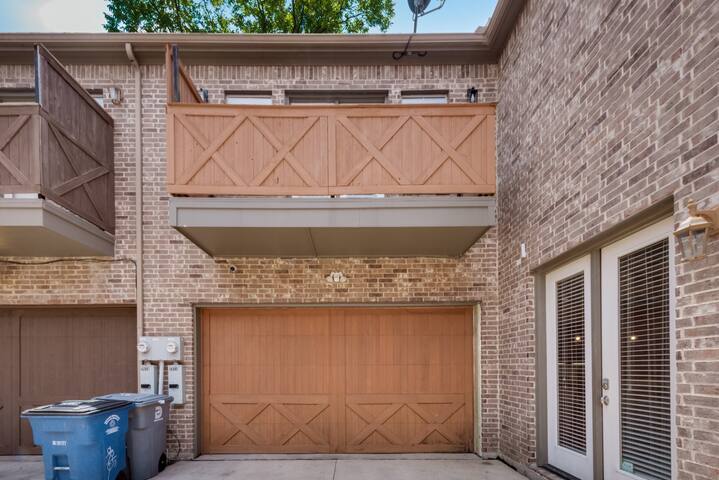 Luxury Living – Uptown Dallas – Sleeps 8! gallery image 3