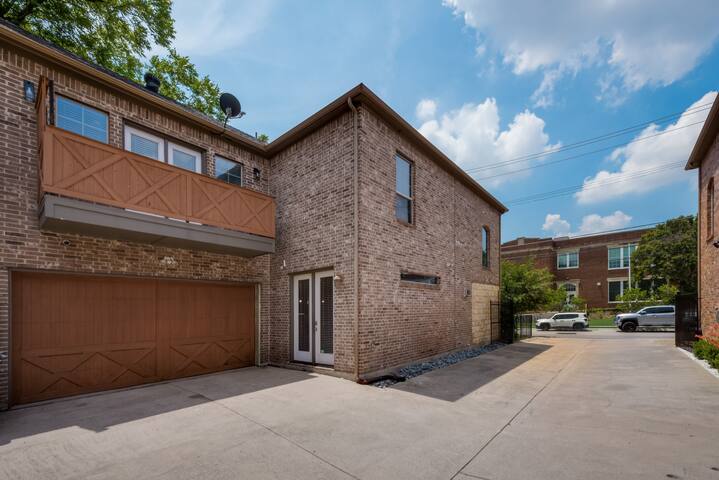 Luxury Living – Uptown Dallas – Sleeps 8! gallery image 5