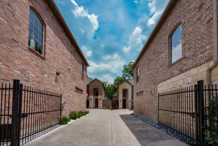 Luxury Living – Uptown Dallas – Sleeps 8! gallery image 4