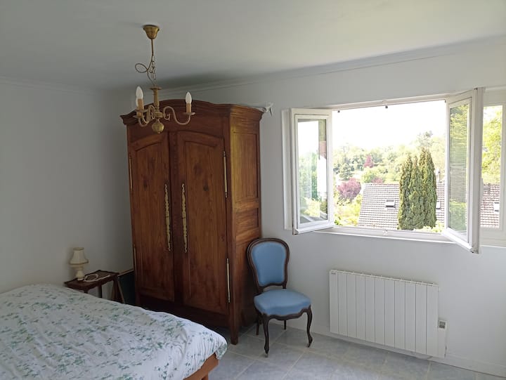 el dormitorio principal con una cama de 160 cm. Gran armario con armario en el interior a su disposición.