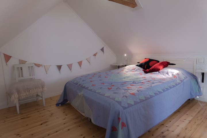 Mirno i skrovito na katu od dnevnog boravka nalazi se ova spavaća soba.