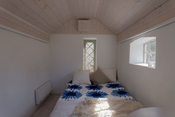 U dodatku spavate na osami u jednom krevetu širine 120 cm. Savršeno za starijeg rođaka ili dijete tinejdžera.