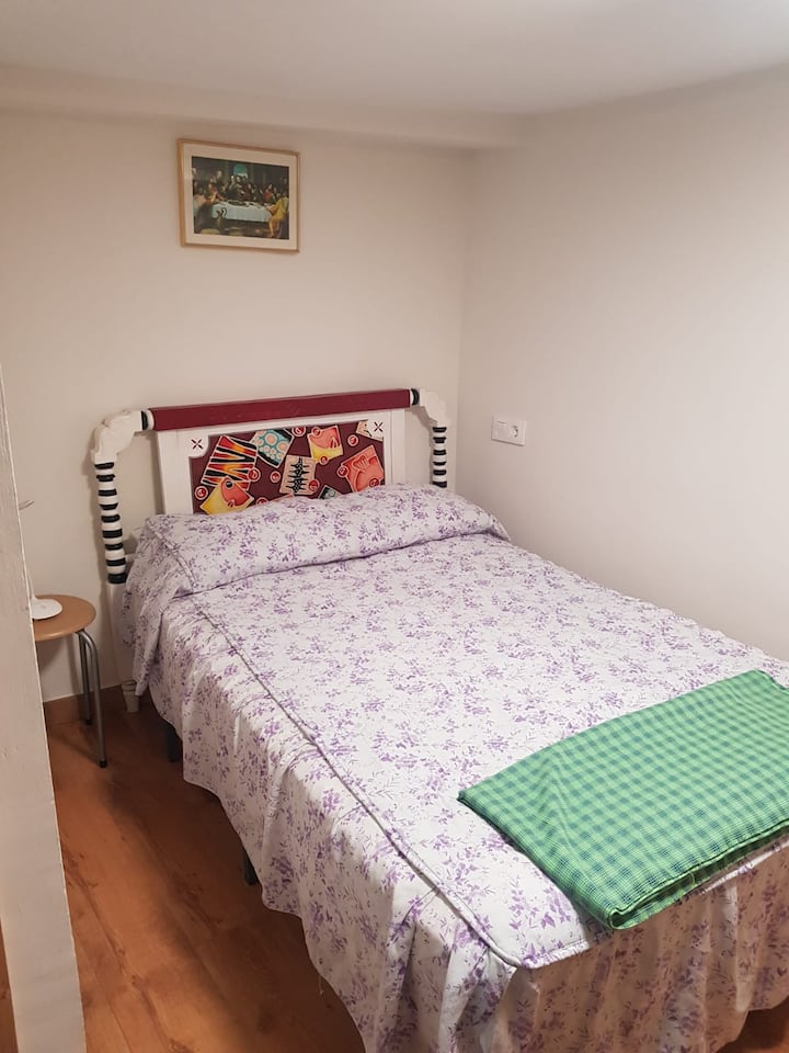 120x190 krevat në dhomën e mbyllur në katin e sipërm, ngjitur me banjën