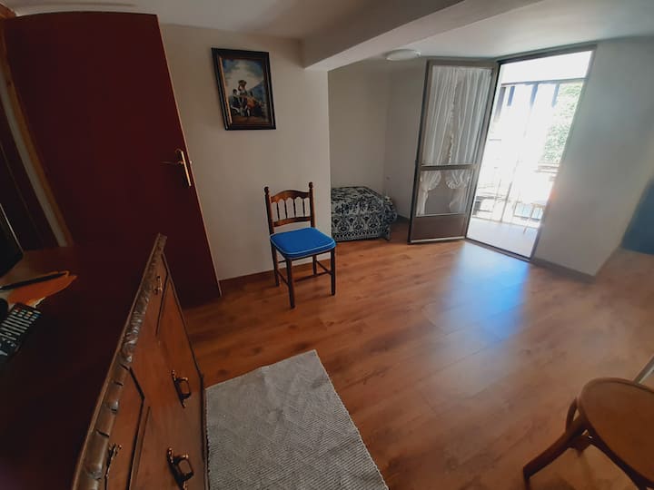 Pamje nga dhoma e ndenjjes në katin e sipërm me portë ballkoni me xham