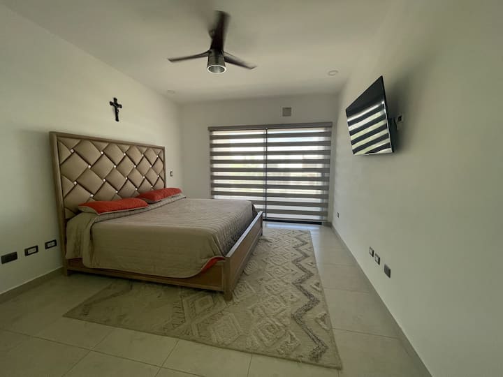 غرف نوم واسعة مع خزانة ملابس وحمام كامل 