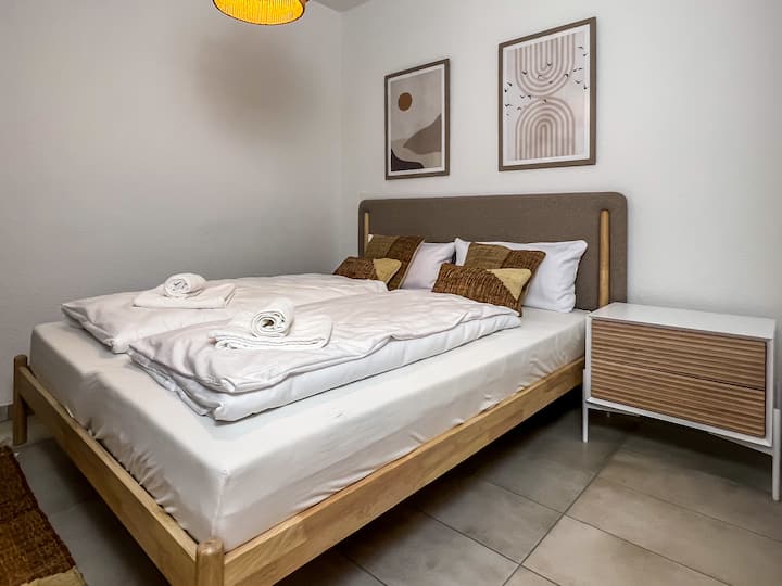 Mirëpritja e krevatit dopio "queen" (1,60 x 2.00) me peshqirë dhe shtroja hoteli me cilësi të lartë - rehatia dhe kënaqësia jote më e mirë.