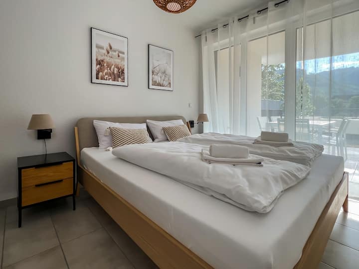 Krevat dopio "king size" (1,80x2.00) me peshqirë dhe shtroja hoteli me cilësi të lartë - rehatia dhe kënaqësia jote më e mirë.