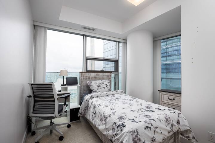2BR Suite with Free Parking – CN Tower/Lake View gallery image 5