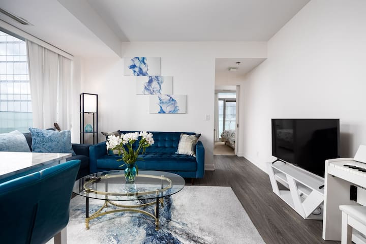2BR Suite with Free Parking – CN Tower/Lake View