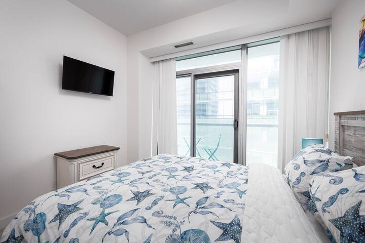 2BR Suite with Free Parking – CN Tower/Lake View gallery image 2