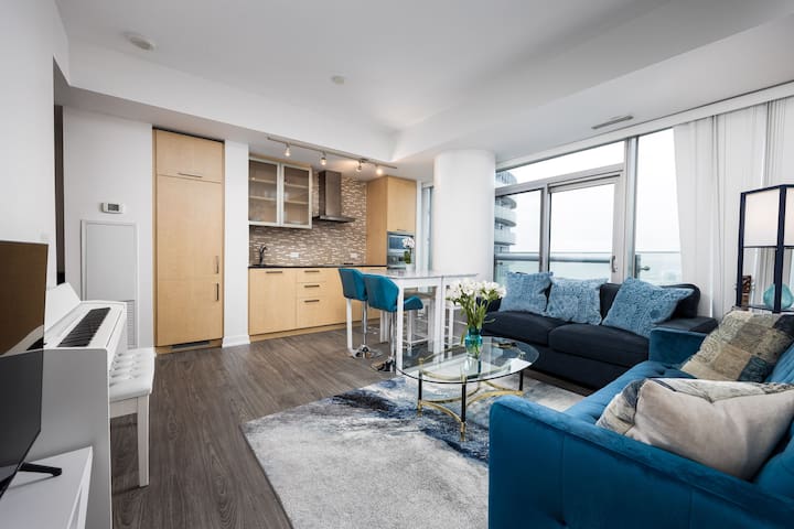 2BR Suite with Free Parking – CN Tower/Lake View