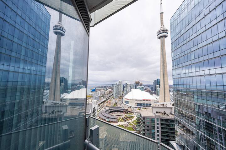 2BR Suite with Free Parking – CN Tower/Lake View gallery image 4