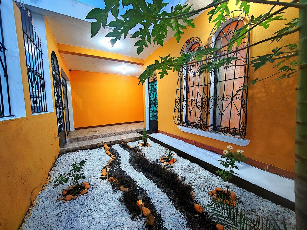 Casa Completa, 4 beds, A/C, 7 min. Plaza Americas. Houses for Rent in