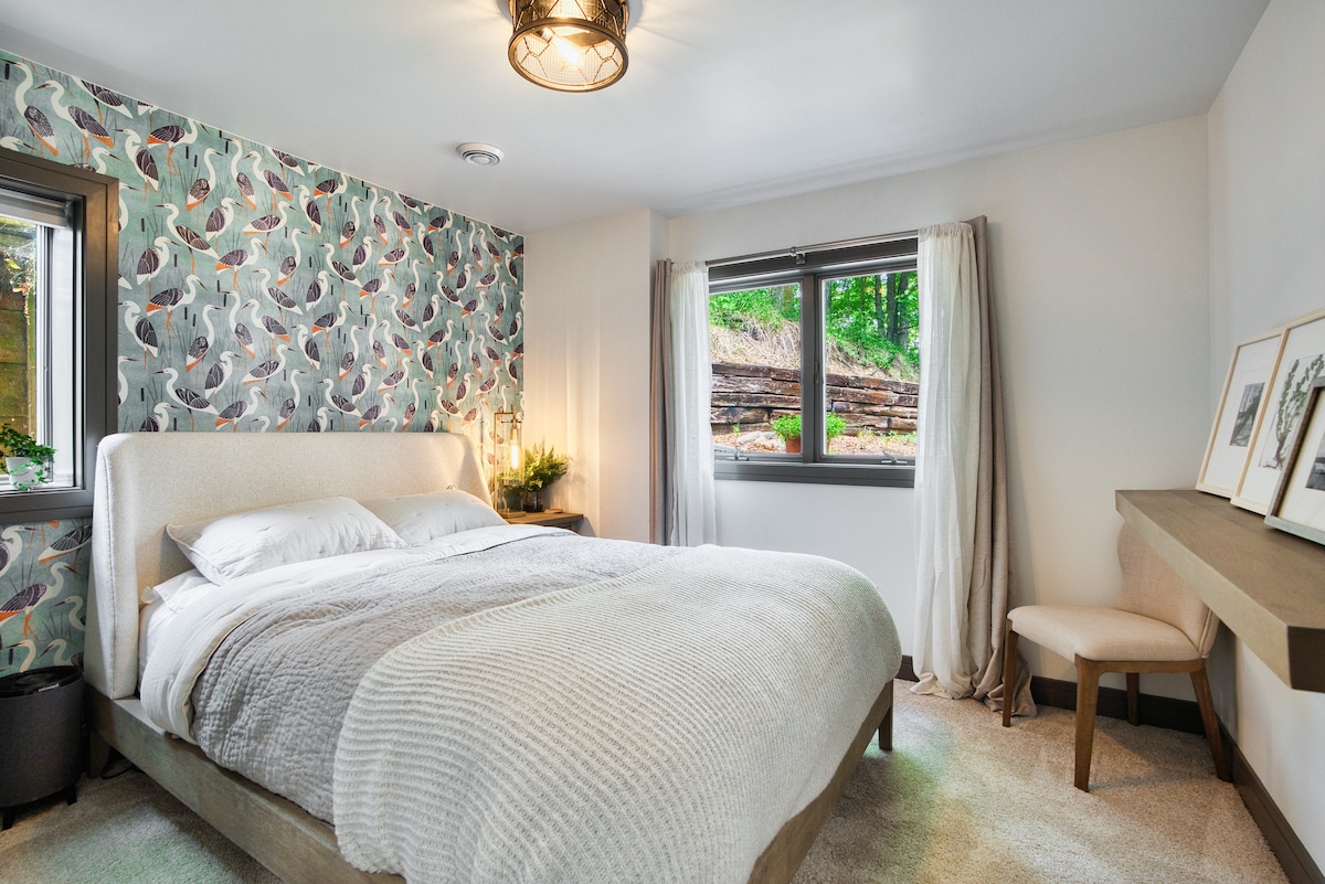 Спална соба на пониско ниво „Egret Room“
Луксузен душек и плакар за постелнина со брачен кревет (широк

180 см) 
