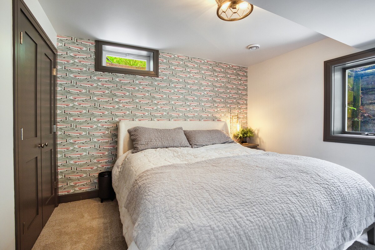 Спална соба на пониско ниво „Соба на пастрмка“
Луксузен душек со брачен кревет
и плакар за постелнина
 