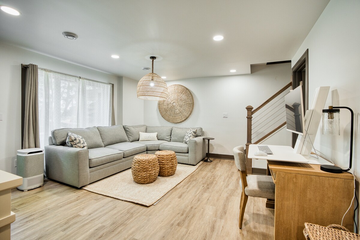 Семејна соба на пониско ниво - алтернативен поглед од ходникот
** Кауч за спиење (w/ Pullout Fullsize Matress)