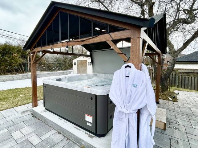 N7 Castle Green Retreat-Hot Tub gallery image 2