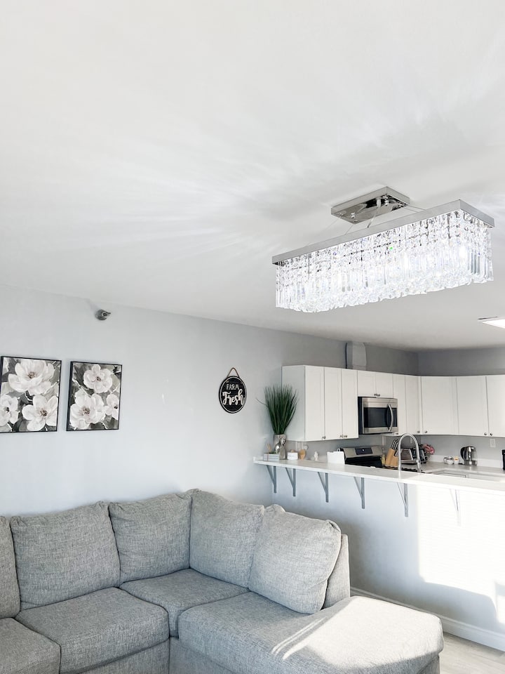 3 Queen Size Beds Spacious Modern Suites 17 - Anchorage, AK
